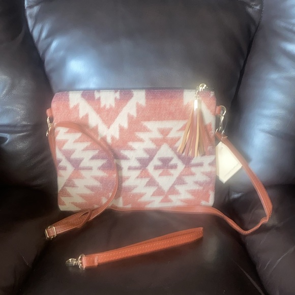 10.5 x 8.5 beautiful aztec patterned cross body/wristlet! - Picture 7 of 7